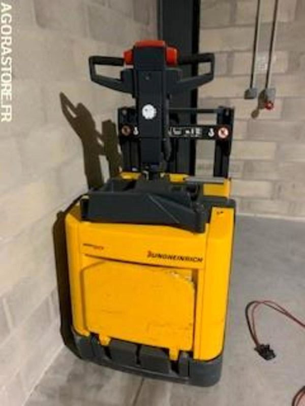 Transpalette électrique sur batteries déchargées. JUNGHEINRICH - Truk pallet: gambar 1 Transpalette électrique sur batteries déchargées. JUNGHEINRICH - Truk pallet: gambar 1