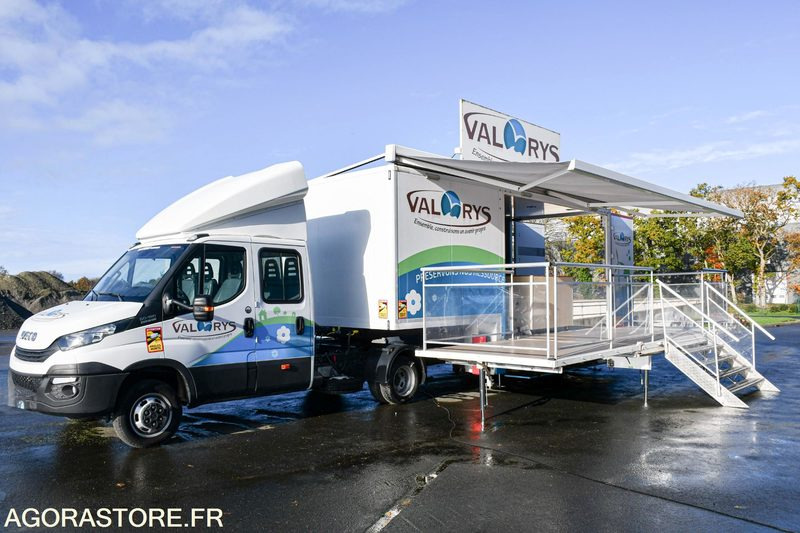 VEHICULE EVENEMENTIEL - CAMION PODIUM IVECO DAILY 6000 kms 2018 - Truk: gambar 2 VEHICULE EVENEMENTIEL - CAMION PODIUM IVECO DAILY 6000 kms 2018 - Truk: gambar 2