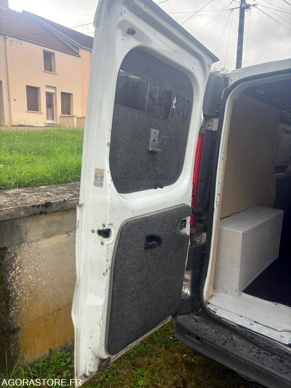 Renault Trafic dci 115 / 228000 km - Immatriculation anglaise - Van pengiriman: gambar 3 Renault Trafic dci 115 / 228000 km - Immatriculation anglaise - Van pengiriman: gambar 3