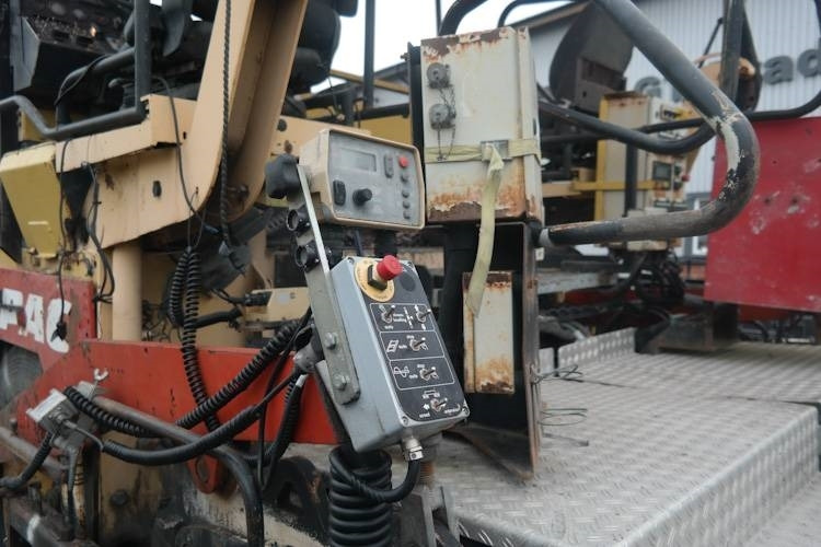 Dynapack F121 4WD - Paver aspal: gambar 4 Dynapack F121 4WD - Paver aspal: gambar 4