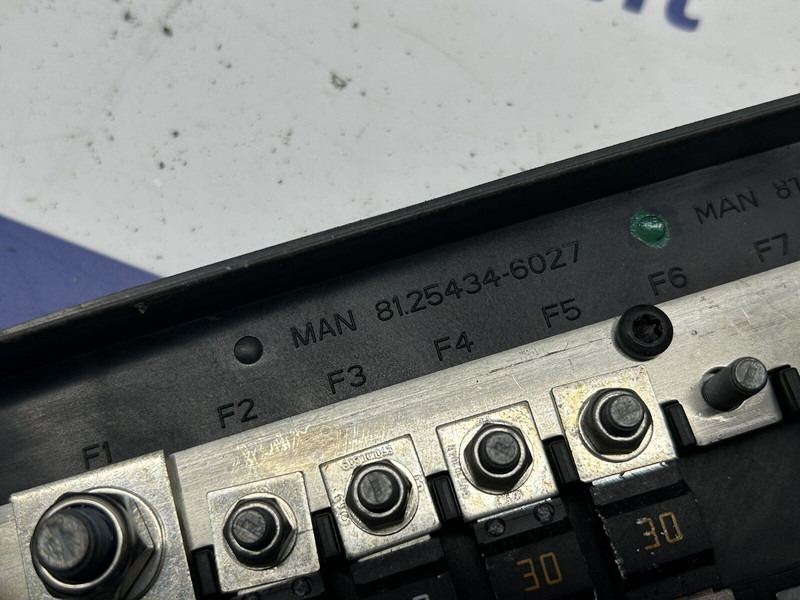 MAN fuse box - Sistem listrik untuk Truk: gambar 4 MAN fuse box - Sistem listrik untuk Truk: gambar 4