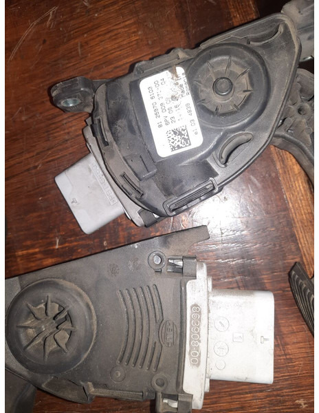 MAN - Pedal: gambar 2 MAN - Pedal: gambar 2