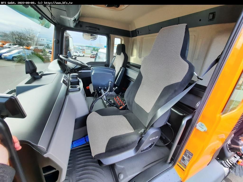 MAN TGS 18.420 4X2 BL Bucher OF 8000 TWIN beidseitig - Penyapu jalan: gambar 4 MAN TGS 18.420 4X2 BL Bucher OF 8000 TWIN beidseitig - Penyapu jalan: gambar 4