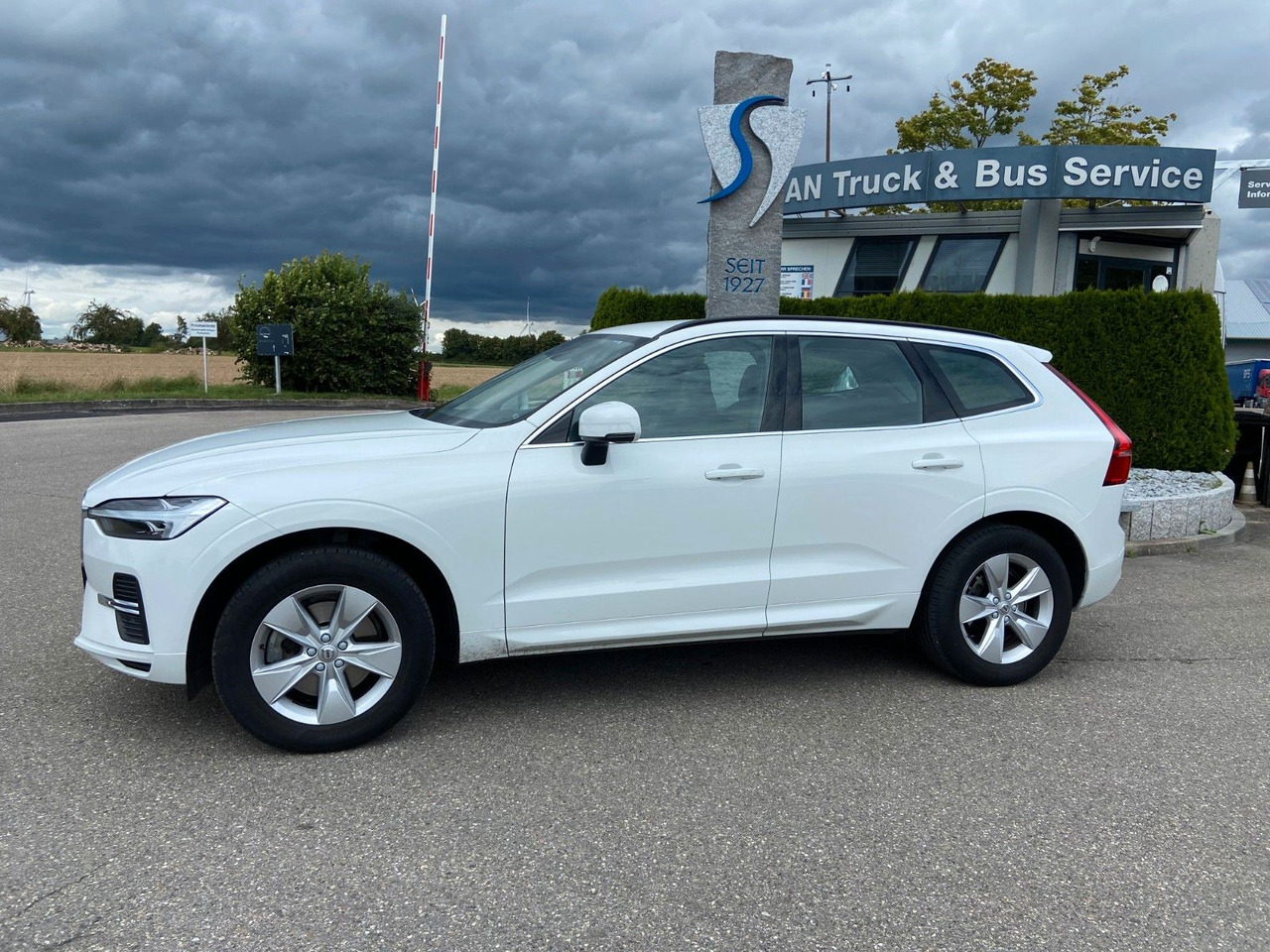 Volvo XC 60 XC60 Momentum Pro AWD - Mobil SUV: gambar 1 Volvo XC 60 XC60 Momentum Pro AWD - Mobil SUV: gambar 1