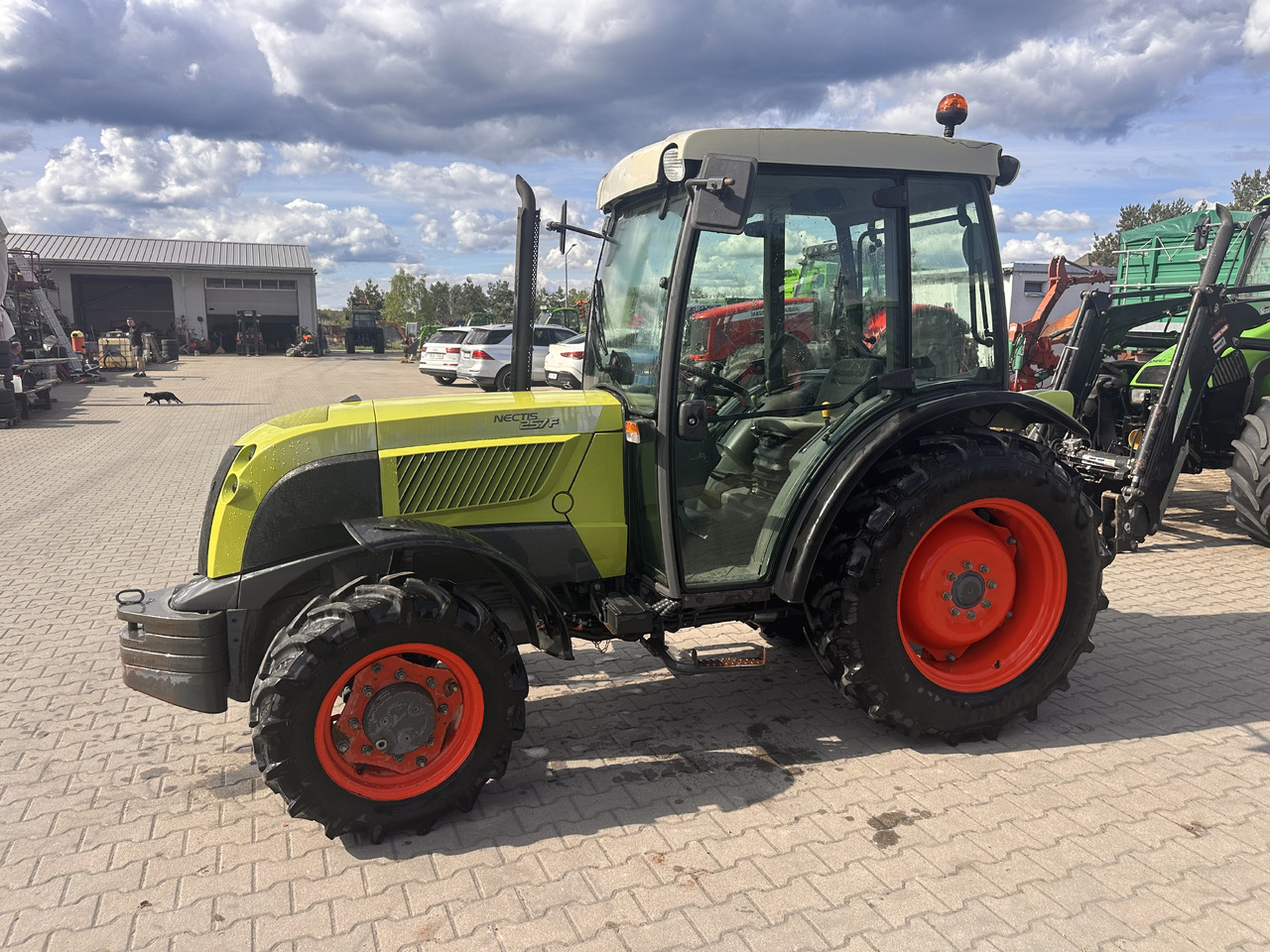 CLAAS NECTIS 257F - Traktor: gambar 1 CLAAS NECTIS 257F - Traktor: gambar 1