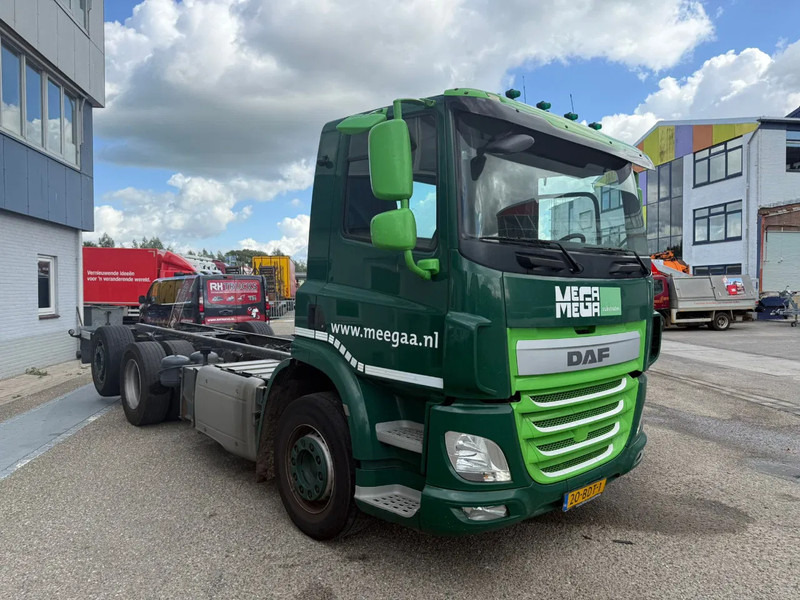 DAF CF 400 6X2 EURO 6 - ONLY 689.209 KM + STEERING AXLE - Truk sasis: gambar 2 DAF CF 400 6X2 EURO 6 - ONLY 689.209 KM + STEERING AXLE - Truk sasis: gambar 2