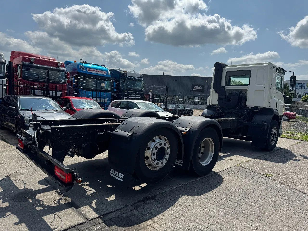 DAF CF 450 6X2 - EURO 6 + LIFT/STEERING AXLE - Truk sasis: gambar 4 DAF CF 450 6X2 - EURO 6 + LIFT/STEERING AXLE - Truk sasis: gambar 4