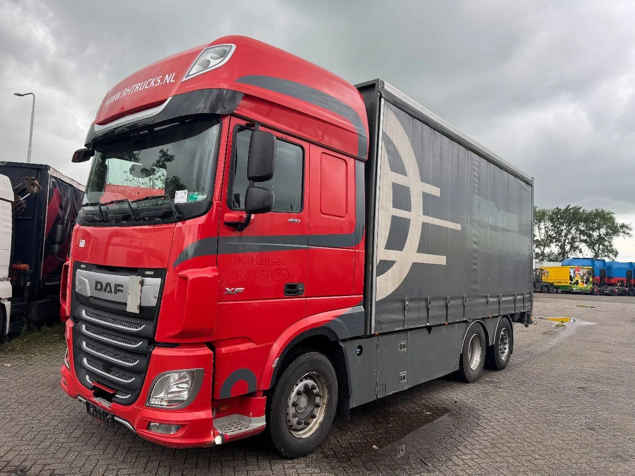 DAF XF 480 6X2 EURO 6 2018AUTOMATIC DAF XF 480 6X2 EURO 6 2018 AUTOMATIC - Truk dengan terpal samping: gambar 1 DAF XF 480 6X2 EURO 6 2018AUTOMATIC DAF XF 480 6X2 EURO 6 2018 AUTOMATIC - Truk dengan terpal samping: gambar 1