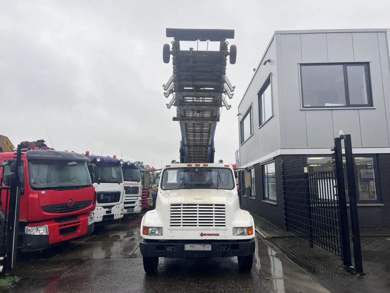 International 4600 4x2 210HP + TEUPEN hyL International 4600 4x2 210HP + TEUPEN hyLI - Platform udara yang dipasang di truk: gambar 2 International 4600 4x2 210HP + TEUPEN hyL International 4600 4x2 210HP + TEUPEN hyLI - Platform udara yang dipasang di truk: gambar 2