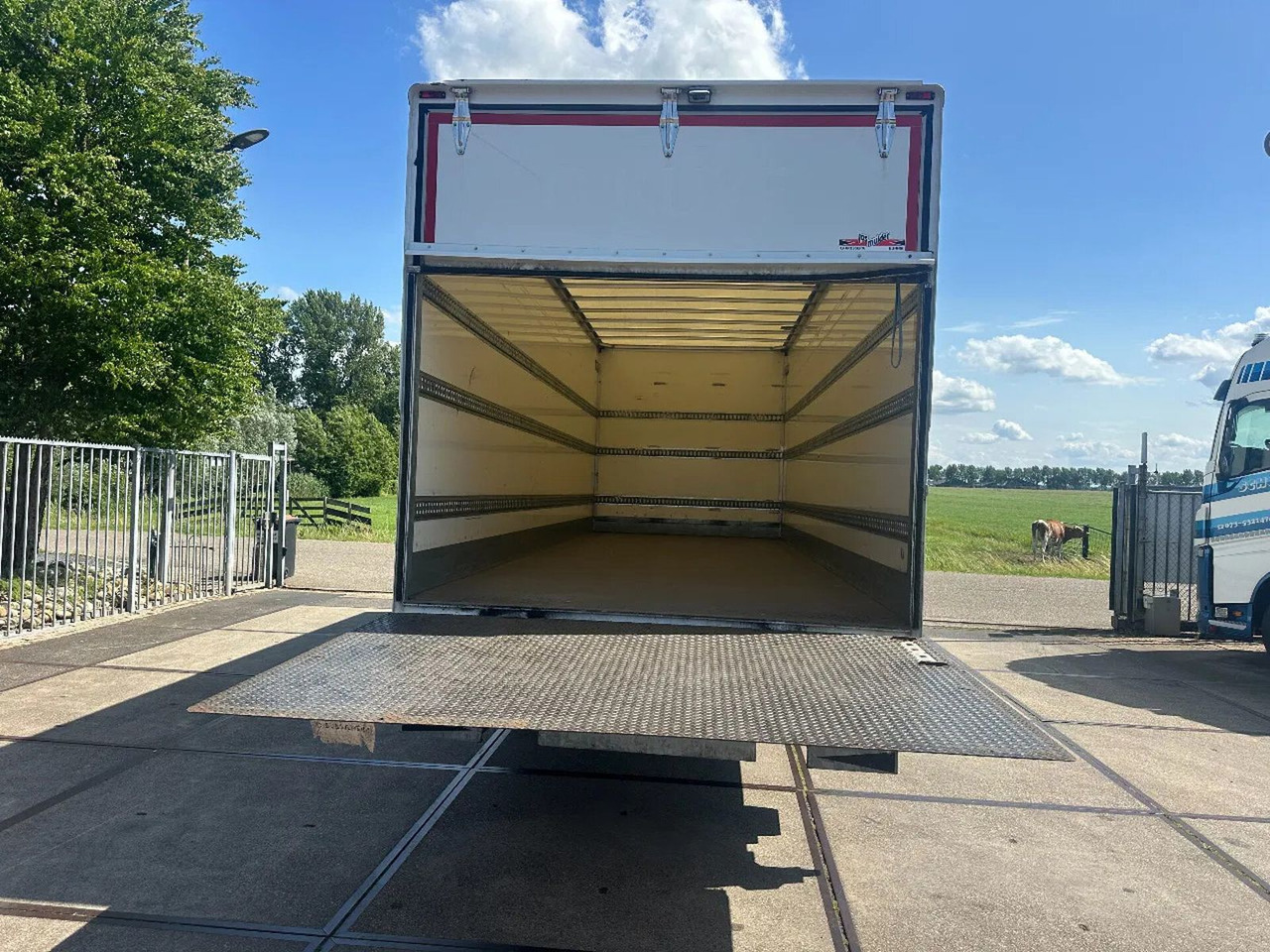 Iveco ML 150 -220, DHOLLANDIA LIFT, BOX 760X250X250 CM - Truk box: gambar 5 Iveco ML 150 -220, DHOLLANDIA LIFT, BOX 760X250X250 CM - Truk box: gambar 5