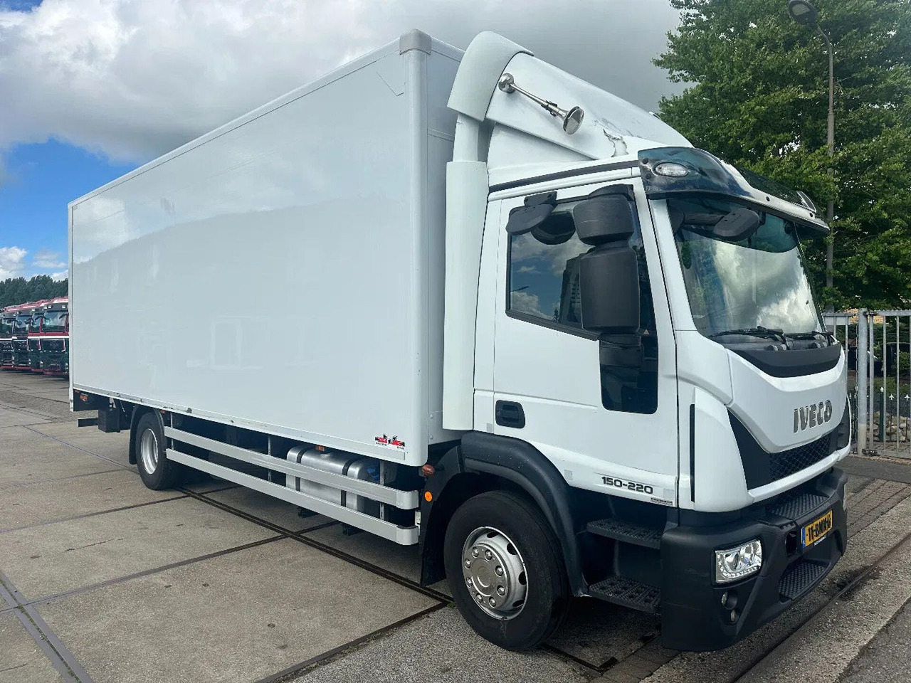 Iveco ML 150 -220, DHOLLANDIA LIFT, BOX 760X250X250 CM - Truk box: gambar 3 Iveco ML 150 -220, DHOLLANDIA LIFT, BOX 760X250X250 CM - Truk box: gambar 3