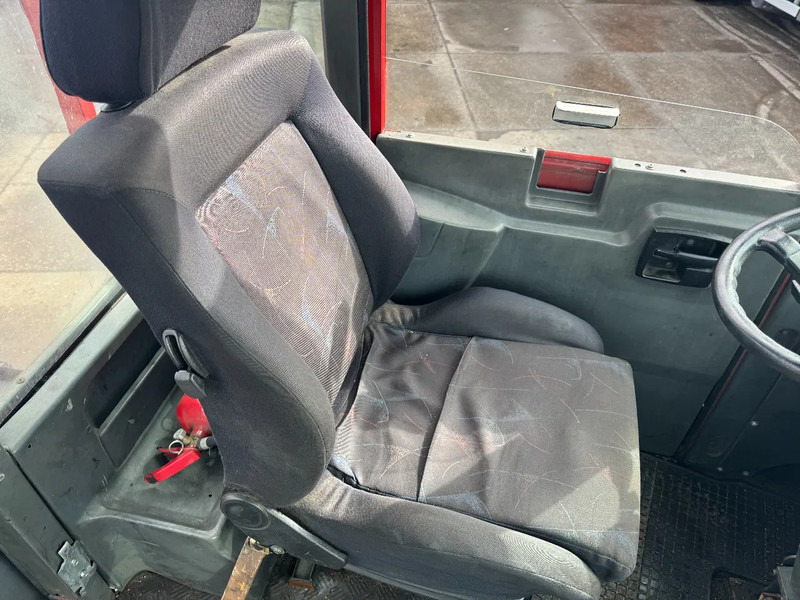 Traktor terminal Kalmar TT612D 4X2: gambar 14 Traktor terminal Kalmar TT612D 4X2: gambar 14