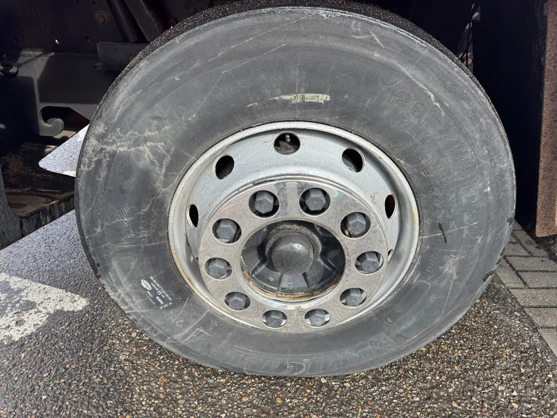 Traktor terminal Kalmar TT612D 4X2: gambar 9 Traktor terminal Kalmar TT612D 4X2: gambar 9