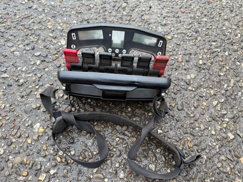 Scania R500 V8 8X4 + HIAB 220-5 + REMOTE + CABLELIFT - FULL STEEL SUSP. MANUAL GEAR. BIG AXLES - Truk derek: gambar 3 Scania R500 V8 8X4 + HIAB 220-5 + REMOTE + CABLELIFT - FULL STEEL SUSP. MANUAL GEAR. BIG AXLES - Truk derek: gambar 3