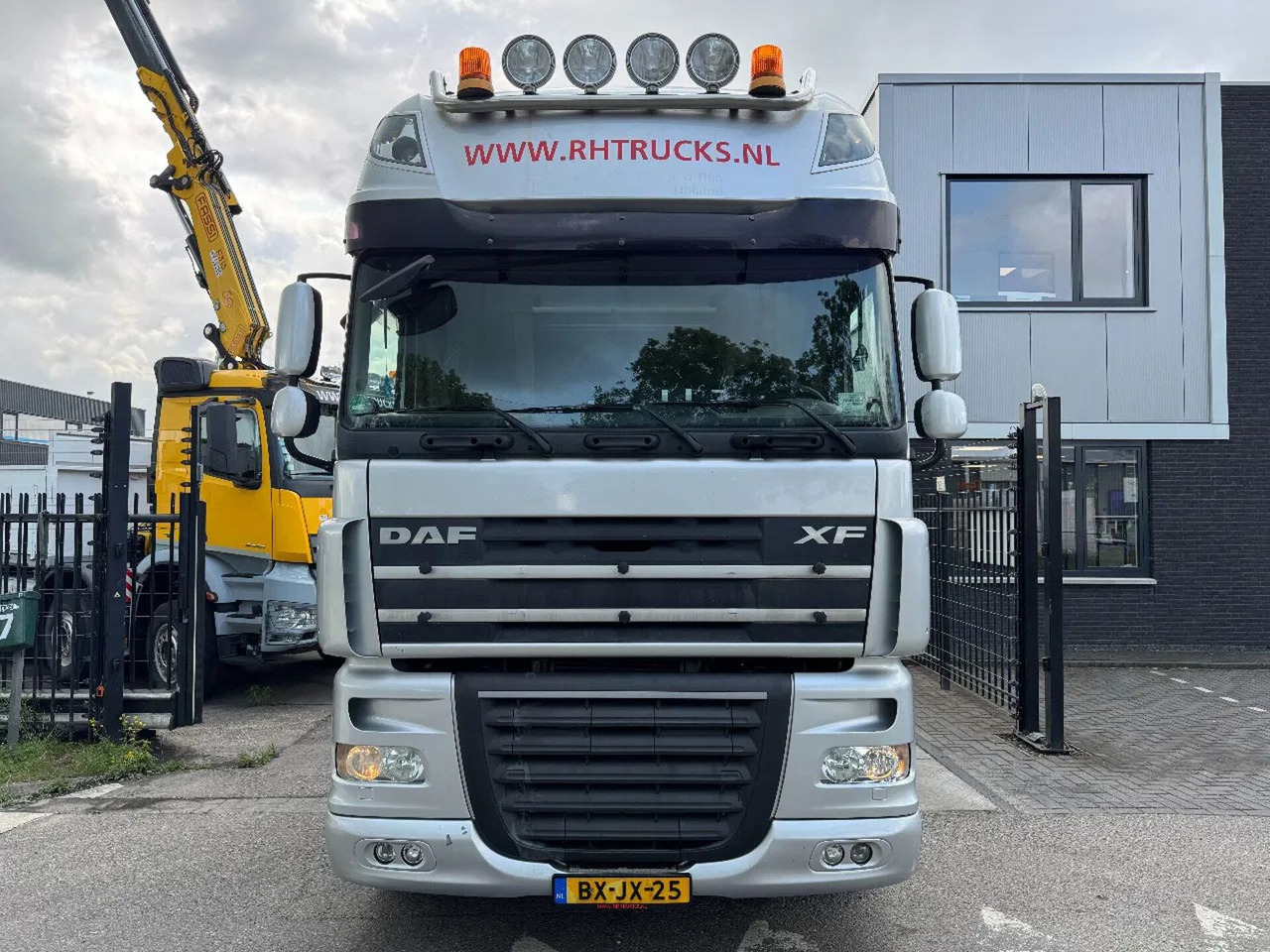 DAF XF 105.460 6X2 RETARDER EURO5 TÜV TILL 01-2026 - Tractor head: gambar 2 DAF XF 105.460 6X2 RETARDER EURO5 TÜV TILL 01-2026 - Tractor head: gambar 2