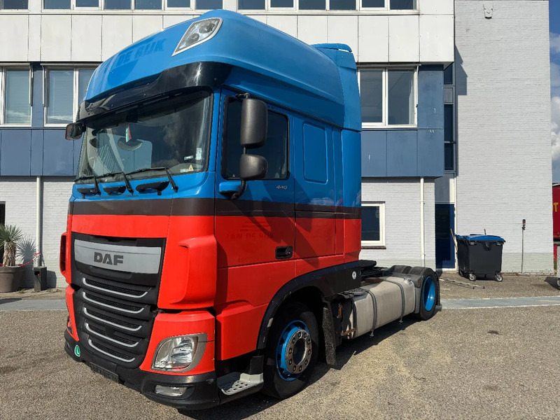 DAF XF 440 4X2 EURO 6 LOW DECK - Tractor head: gambar 1 DAF XF 440 4X2 EURO 6 LOW DECK - Tractor head: gambar 1
