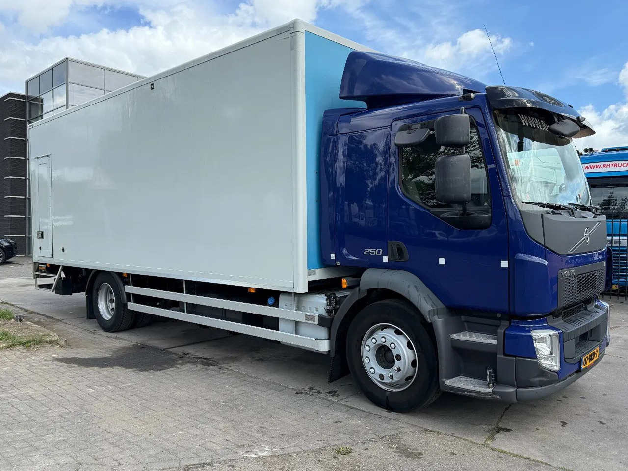 Volvo FL 250 18 TON - ONLY 169.291 KM + DHOLLANDIA LIF - Truk box: gambar 3 Volvo FL 250 18 TON - ONLY 169.291 KM + DHOLLANDIA LIF - Truk box: gambar 3