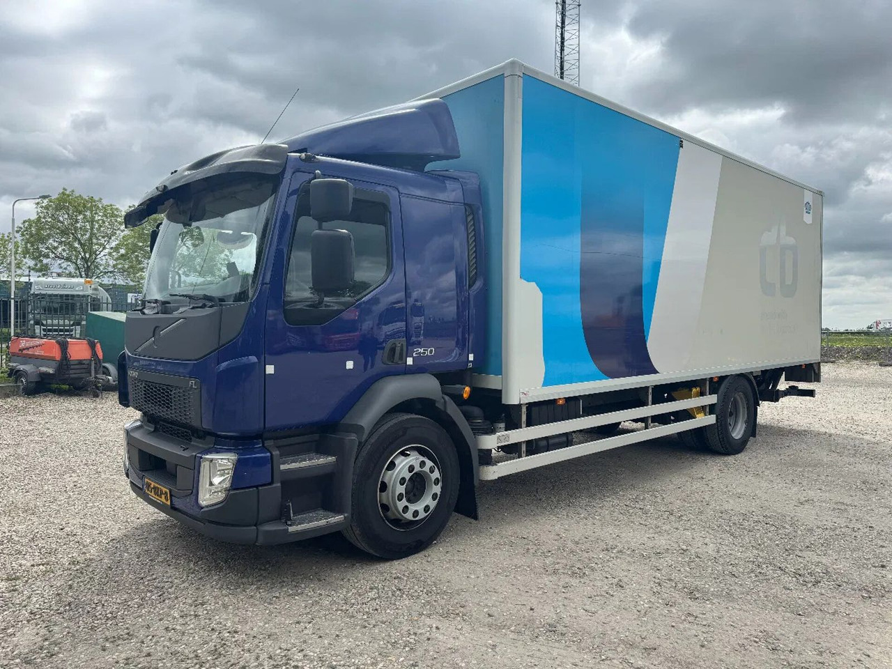 Volvo FL 250 4X2 3 UNITS CARGO LOCK + DHOLLANDIA LIFT - Truk box: gambar 5 Volvo FL 250 4X2 3 UNITS CARGO LOCK + DHOLLANDIA LIFT - Truk box: gambar 5