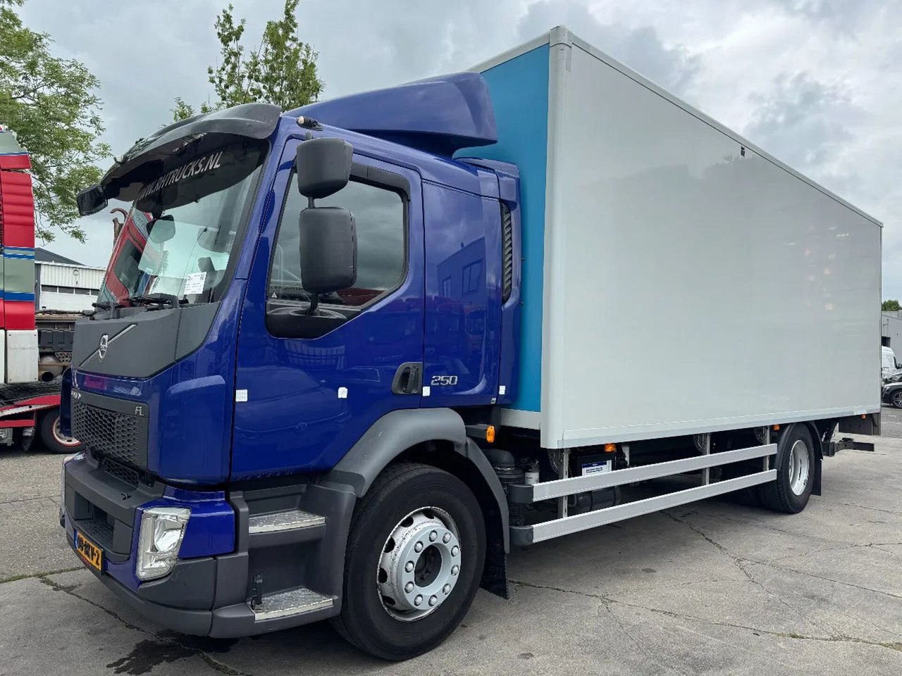 Volvo FL 250 4X2 EURO 6 DHOLLANDIA LIFT + CARGOLOCK TÜ - Truk box: gambar 1 Volvo FL 250 4X2 EURO 6 DHOLLANDIA LIFT + CARGOLOCK TÜ - Truk box: gambar 1