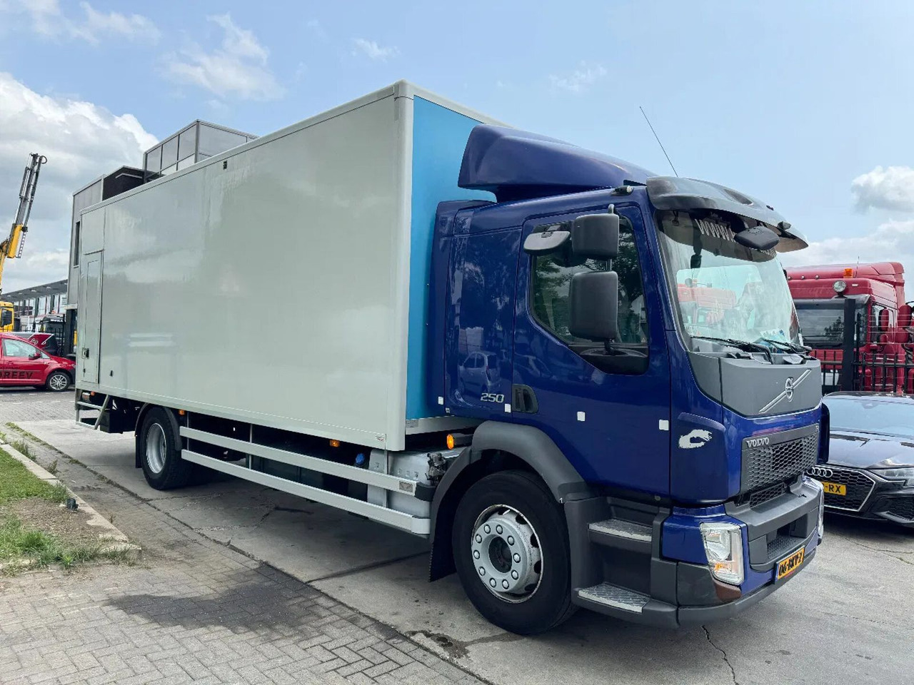 Volvo FL 250 4X2 - EURO 6 + DHOLLANDIA LIFT + TÜV 04-2 - Truk box: gambar 4 Volvo FL 250 4X2 - EURO 6 + DHOLLANDIA LIFT + TÜV 04-2 - Truk box: gambar 4