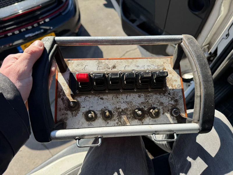 Truk jungkit, Truk derek Volvo FM 330 6X2 - EURO 5 + ATLAS 126.3E A2 + REMOTE + LIFT/STEERING AXLE: gambar 16