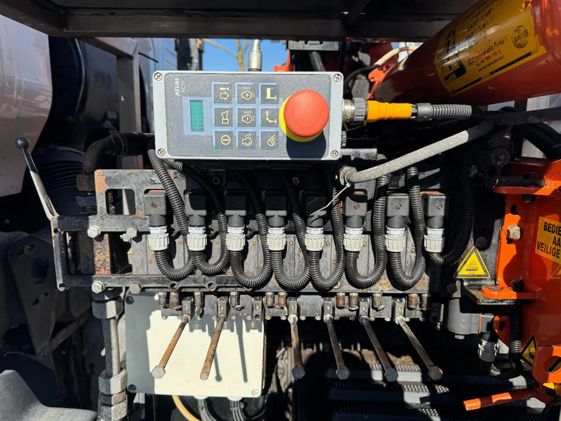 Truk jungkit, Truk derek Volvo FM 330 6X2 - EURO 5 + ATLAS 126.3E A2 + REMOTE + LIFT/STEERING AXLE: gambar 17