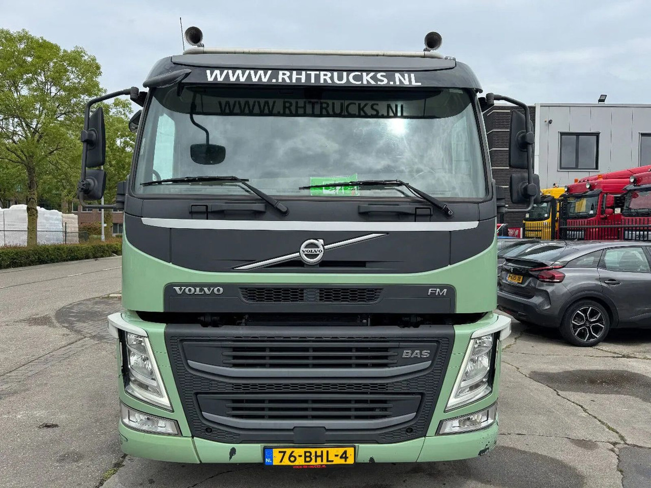 Truk derek Volvo FM 370 6X2 VDL 21T HOOK + HIAB 211 + REMOTE CONT: gambar 9