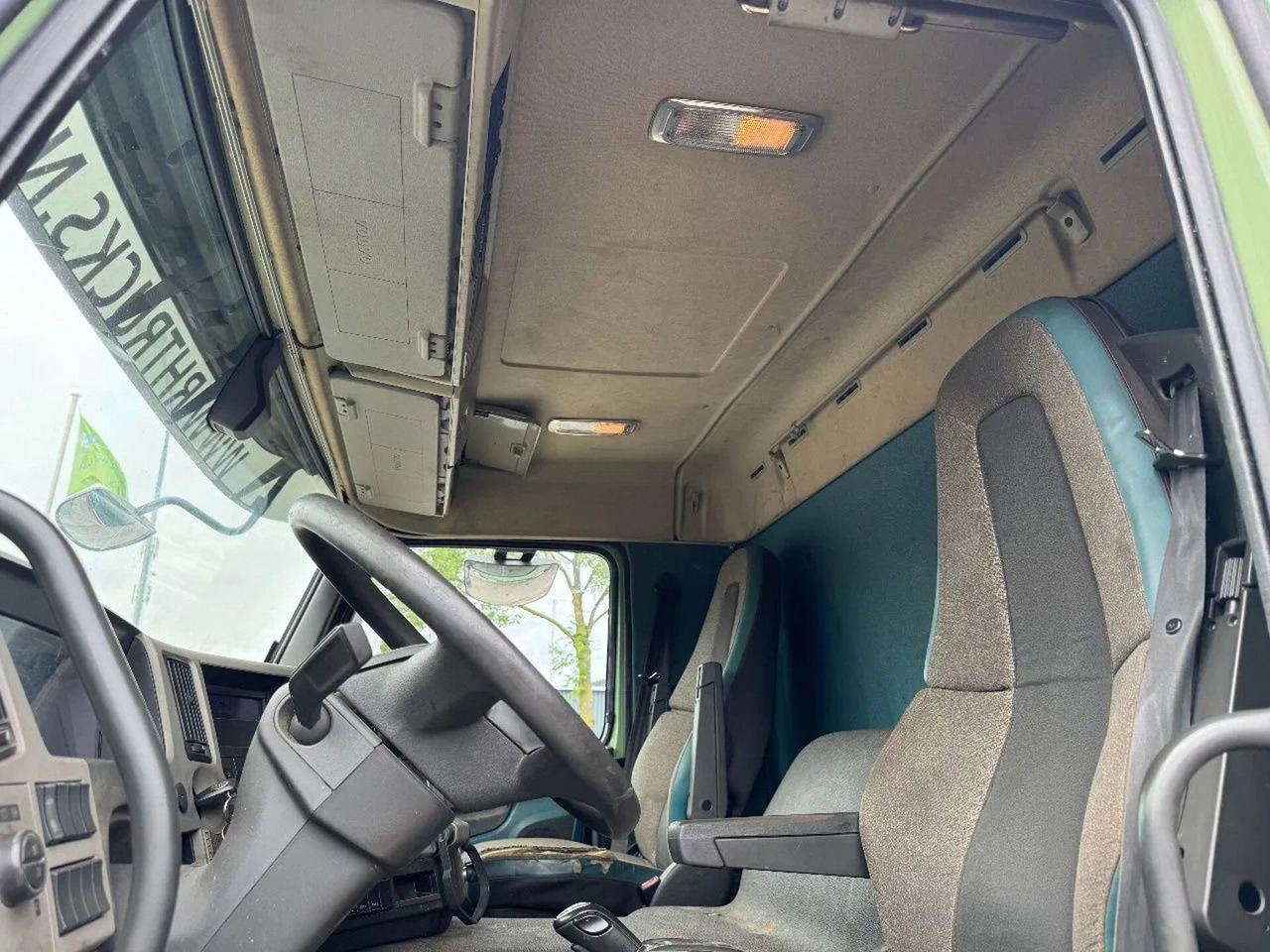 Truk derek Volvo FM 370 6X2 VDL 21T HOOK + HIAB 211 + REMOTE CONT: gambar 15