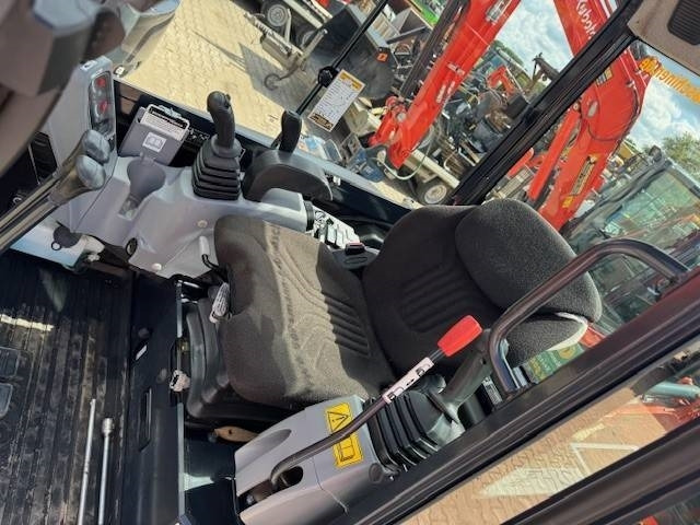 Ekskavator mini Kubota KX 027-4: gambar 11