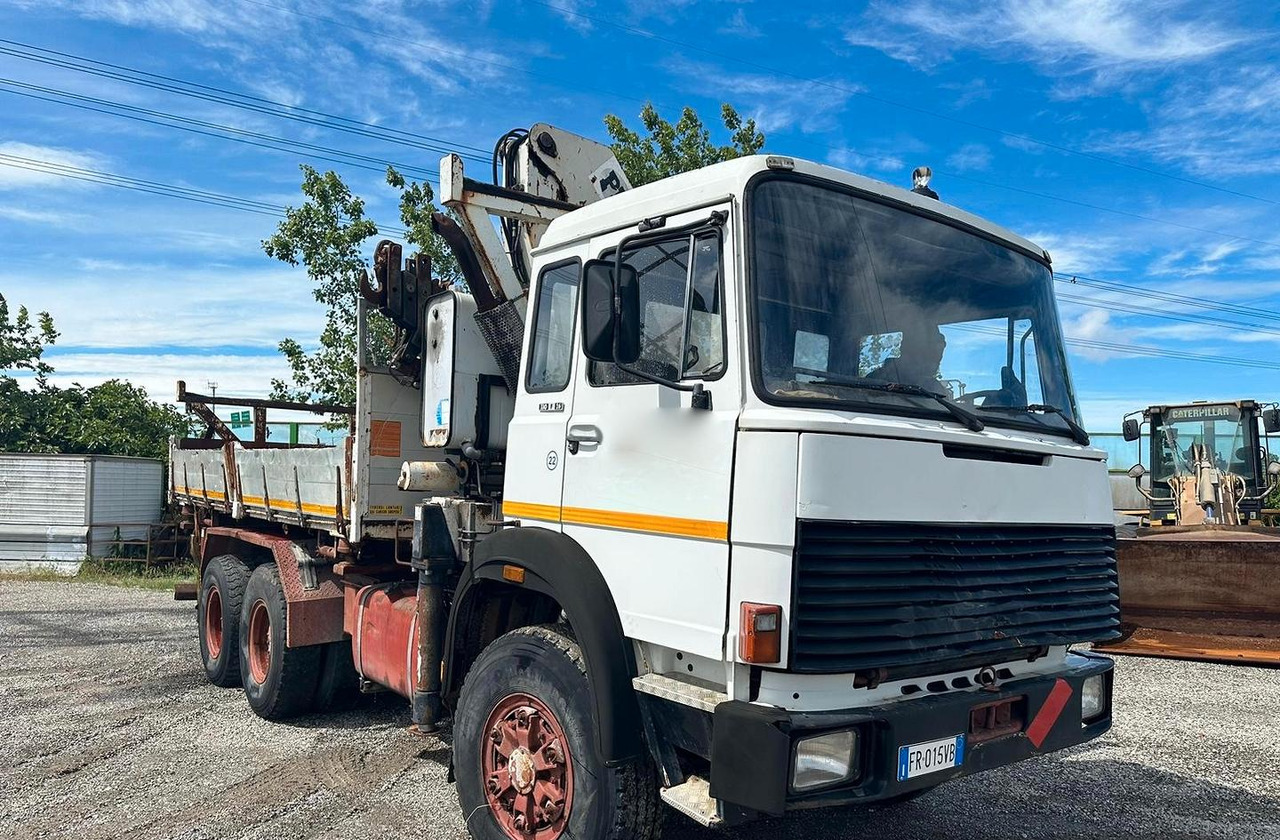 Iveco 330 26 con gru - Truk flatbed, Truk derek: gambar 1 Iveco 330 26 con gru - Truk flatbed, Truk derek: gambar 1