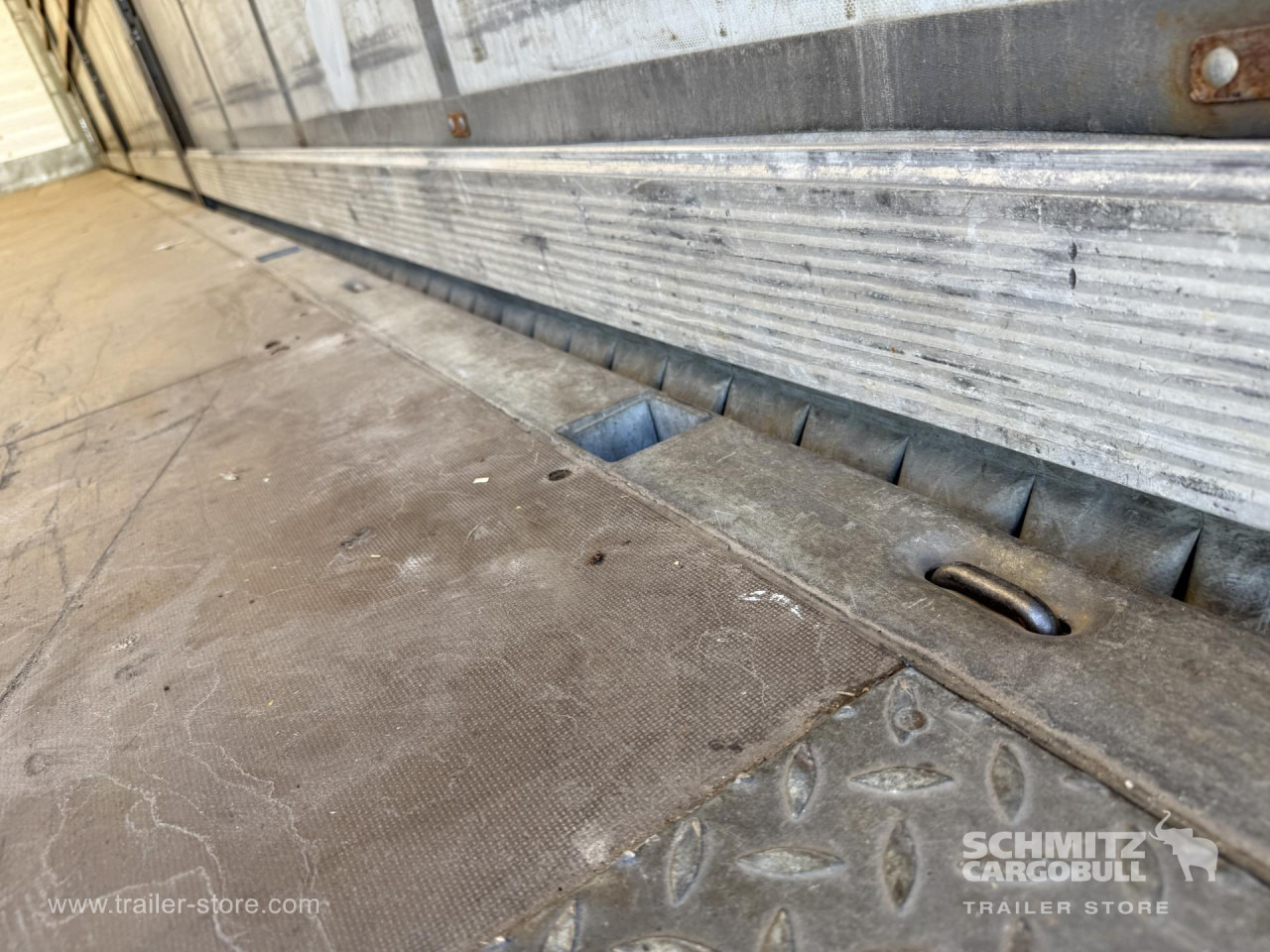 SCHMITZ Curtainsider Standard - Semi-trailer dengan terpal samping: gambar 4 SCHMITZ Curtainsider Standard - Semi-trailer dengan terpal samping: gambar 4