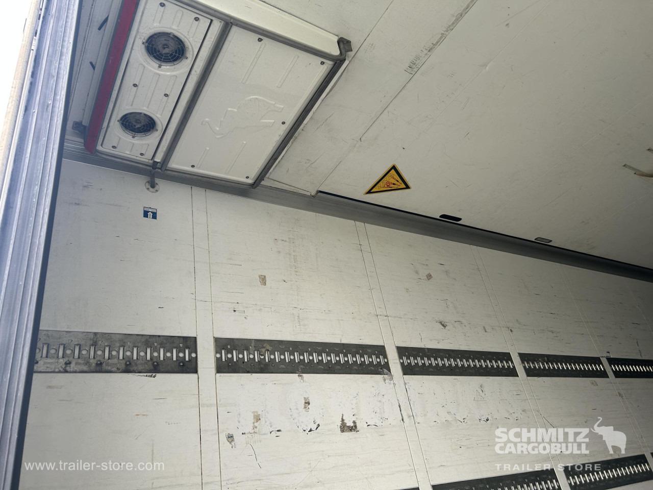 SCHMITZ Reefer Multitemp Taillift - Semi-trailer isotermal: gambar 3 SCHMITZ Reefer Multitemp Taillift - Semi-trailer isotermal: gambar 3