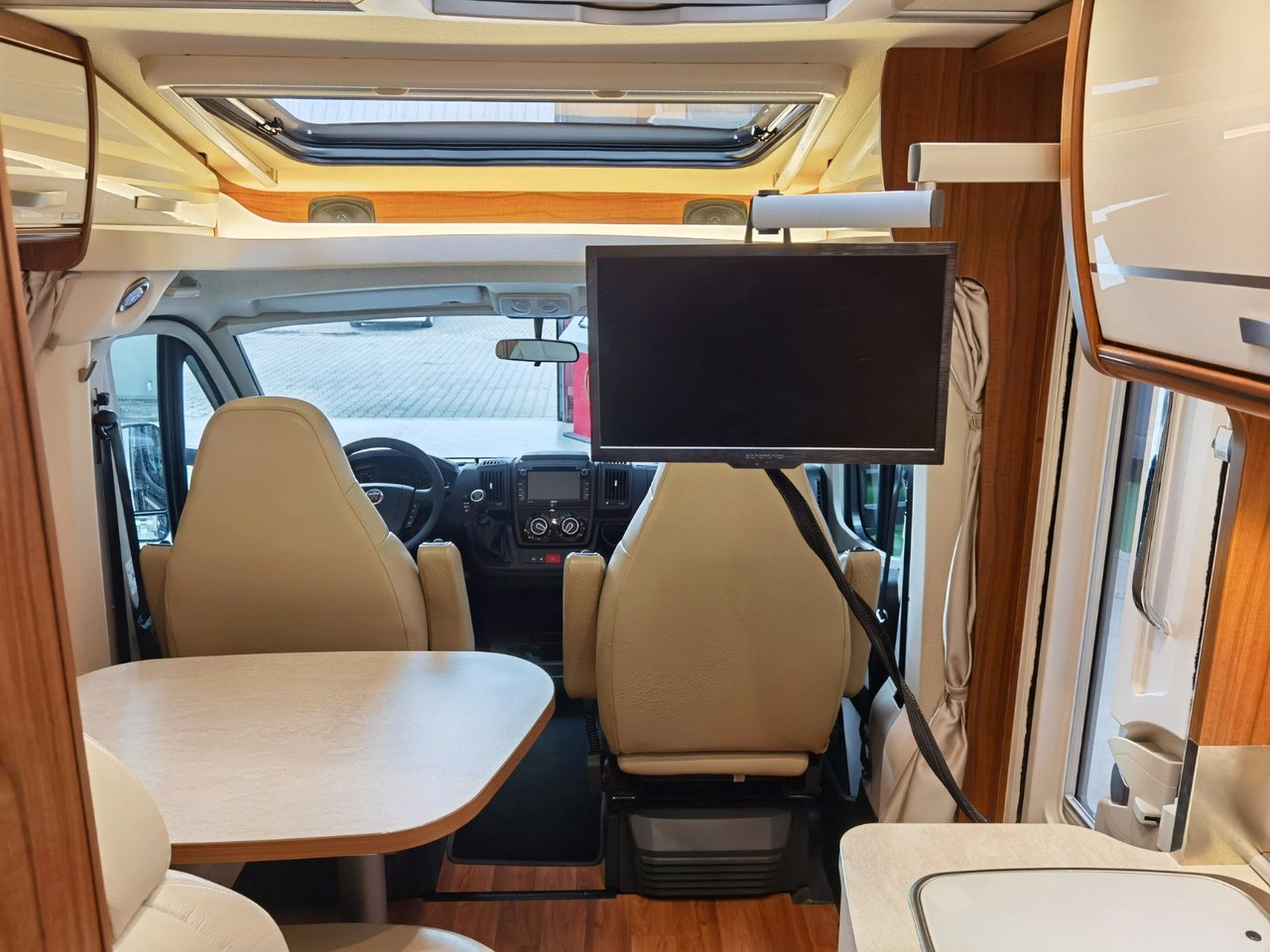 Mobil rumah semi-terintegrasi HYMER / ERIBA / HYMERCAR EXSIS T 588 / SAT / AHK / NAVI / EINZELBETTEN: gambar 16