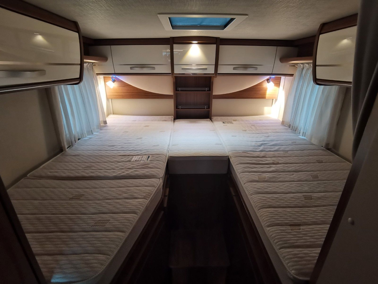 Mobil rumah semi-terintegrasi HYMER / ERIBA / HYMERCAR EXSIS T 588 / SAT / AHK / NAVI / EINZELBETTEN: gambar 20