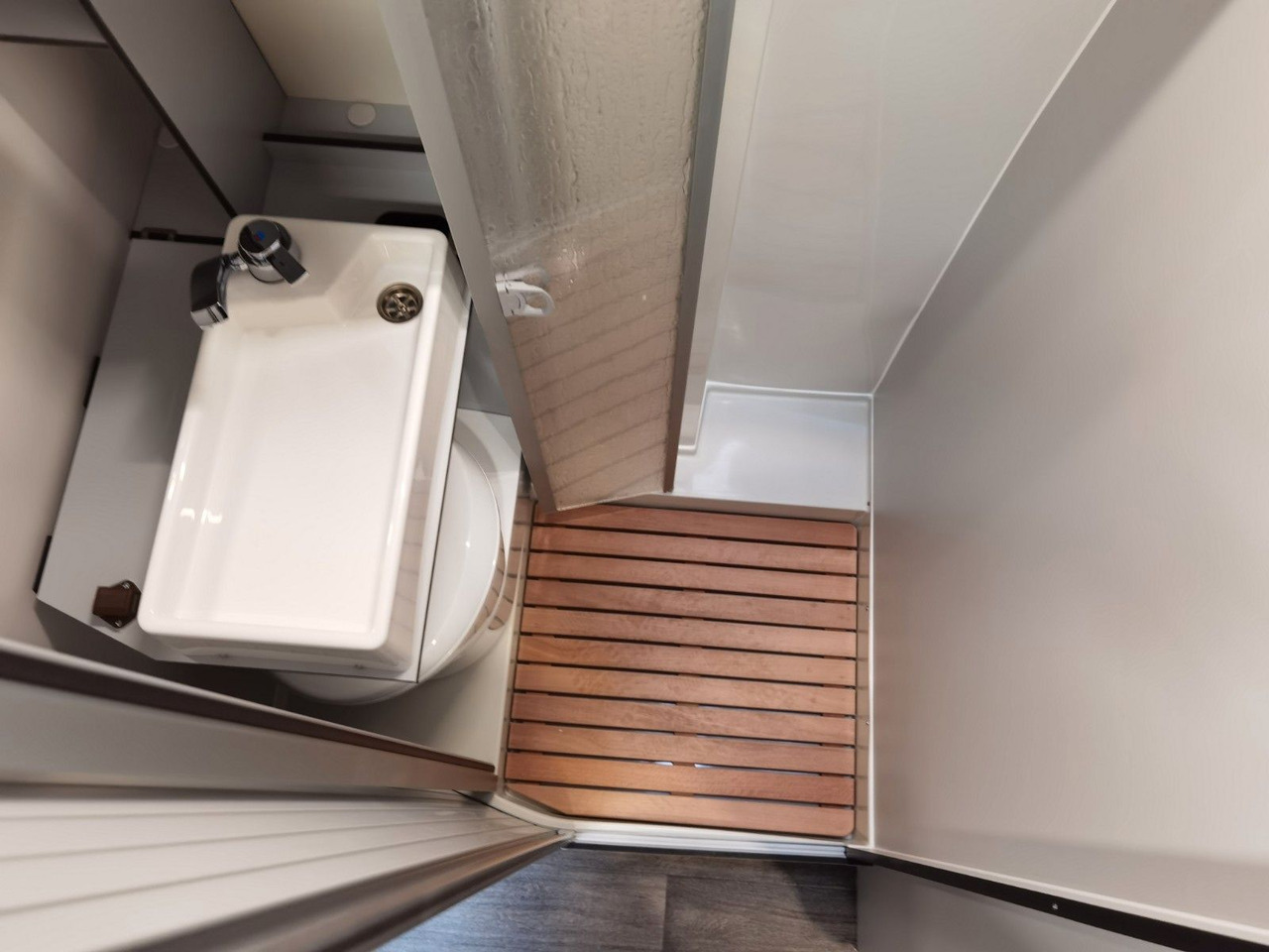 Mobil kemping Karmann DEXTER 560 / 170PS - 4x4 / SOLAR & MARKISE & ALU: gambar 19 Mobil kemping Karmann DEXTER 560 / 170PS - 4x4 / SOLAR & MARKISE & ALU: gambar 19