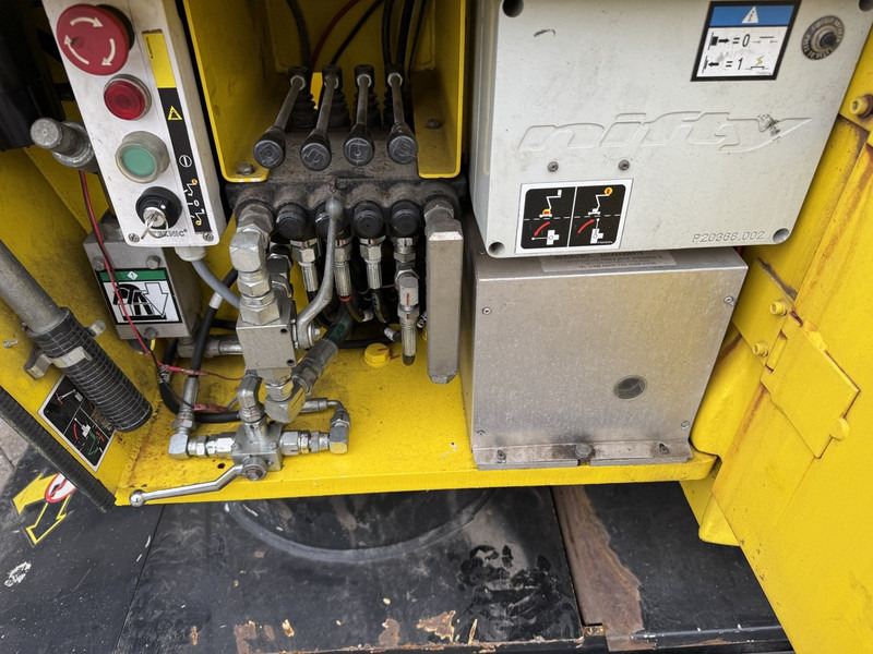 Boom artikulasi Niftylift HR12NDE Knikarmhoogwerker / Arbeitsbuhne HYBRIDE Kubota diesel 4x2 2014: gambar 11 Boom artikulasi Niftylift HR12NDE Knikarmhoogwerker / Arbeitsbuhne HYBRIDE Kubota diesel 4x2 2014: gambar 11