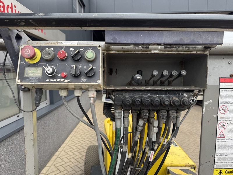 Boom artikulasi Niftylift HR12NDE Knikarmhoogwerker / Arbeitsbuhne HYBRIDE Kubota diesel 4x2 2014: gambar 8 Boom artikulasi Niftylift HR12NDE Knikarmhoogwerker / Arbeitsbuhne HYBRIDE Kubota diesel 4x2 2014: gambar 8