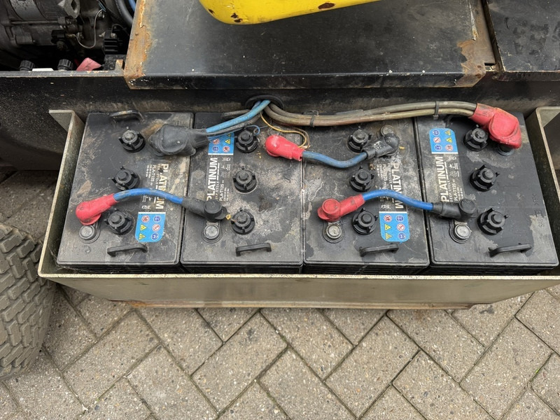 Boom artikulasi Niftylift HR12NDE Knikarmhoogwerker / Arbeitsbuhne HYBRIDE Kubota diesel 4x2 2014: gambar 14 Boom artikulasi Niftylift HR12NDE Knikarmhoogwerker / Arbeitsbuhne HYBRIDE Kubota diesel 4x2 2014: gambar 14