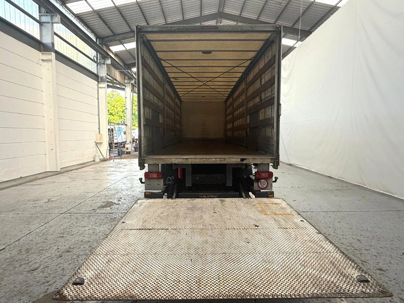 Volvo FM 330 / Essieu relevable et directionnel / Steerable lift axle / Lift as en stuuras - Truk dengan terpal samping: gambar 5 Volvo FM 330 / Essieu relevable et directionnel / Steerable lift axle / Lift as en stuuras - Truk dengan terpal samping: gambar 5