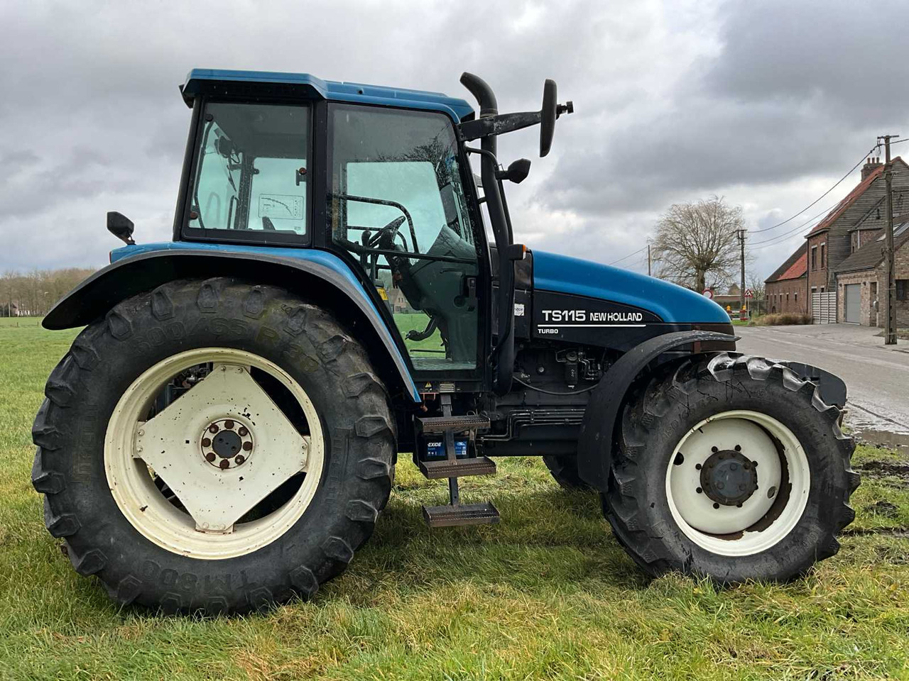 1999 NEW HOLLAND TS115 FOUR WHEEL DRIVE FARM TRACTOR - Traktor: gambar 4 1999 NEW HOLLAND TS115 FOUR WHEEL DRIVE FARM TRACTOR - Traktor: gambar 4