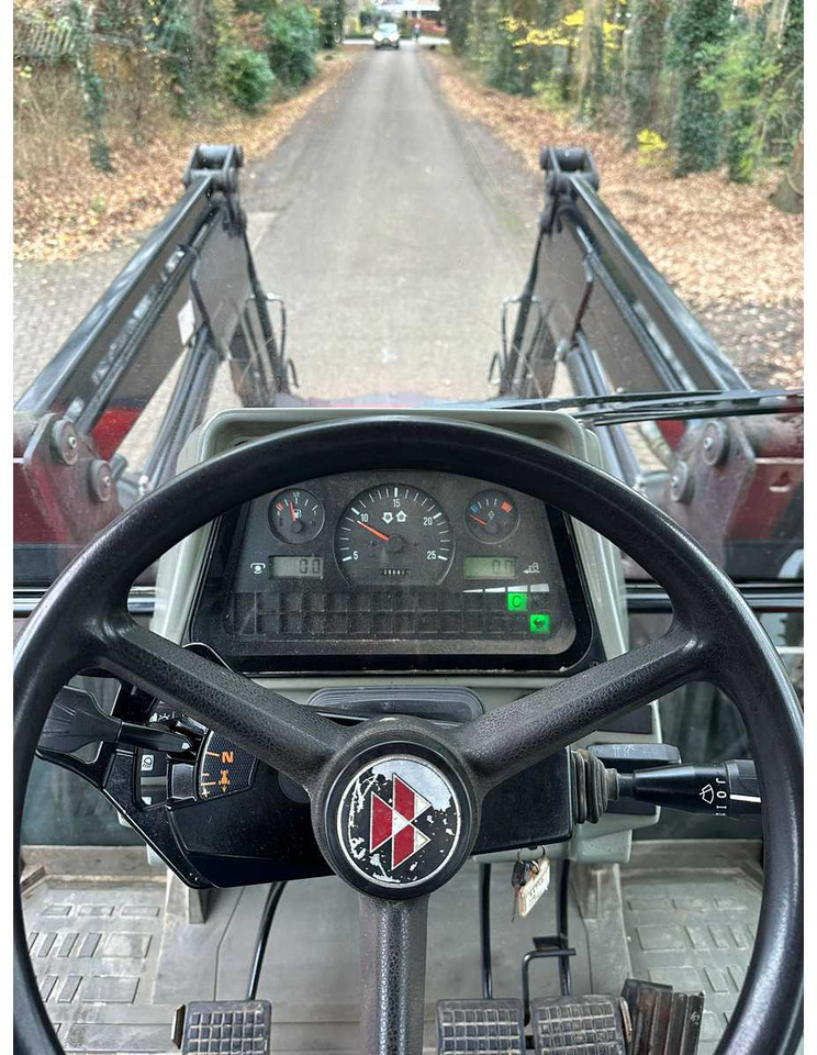 Traktor 2001 MASSEY FERGUSON 6255 FOUR WHEEL DRIVE FARM TRACTOR: gambar 9 Traktor 2001 MASSEY FERGUSON 6255 FOUR WHEEL DRIVE FARM TRACTOR: gambar 9