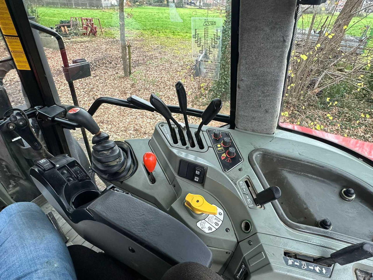 Traktor 2001 MASSEY FERGUSON 6255 FOUR WHEEL DRIVE FARM TRACTOR: gambar 10 Traktor 2001 MASSEY FERGUSON 6255 FOUR WHEEL DRIVE FARM TRACTOR: gambar 10