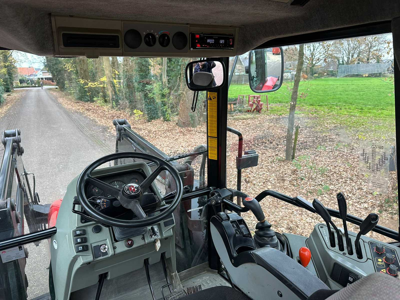 Traktor 2001 MASSEY FERGUSON 6255 FOUR WHEEL DRIVE FARM TRACTOR: gambar 6 Traktor 2001 MASSEY FERGUSON 6255 FOUR WHEEL DRIVE FARM TRACTOR: gambar 6