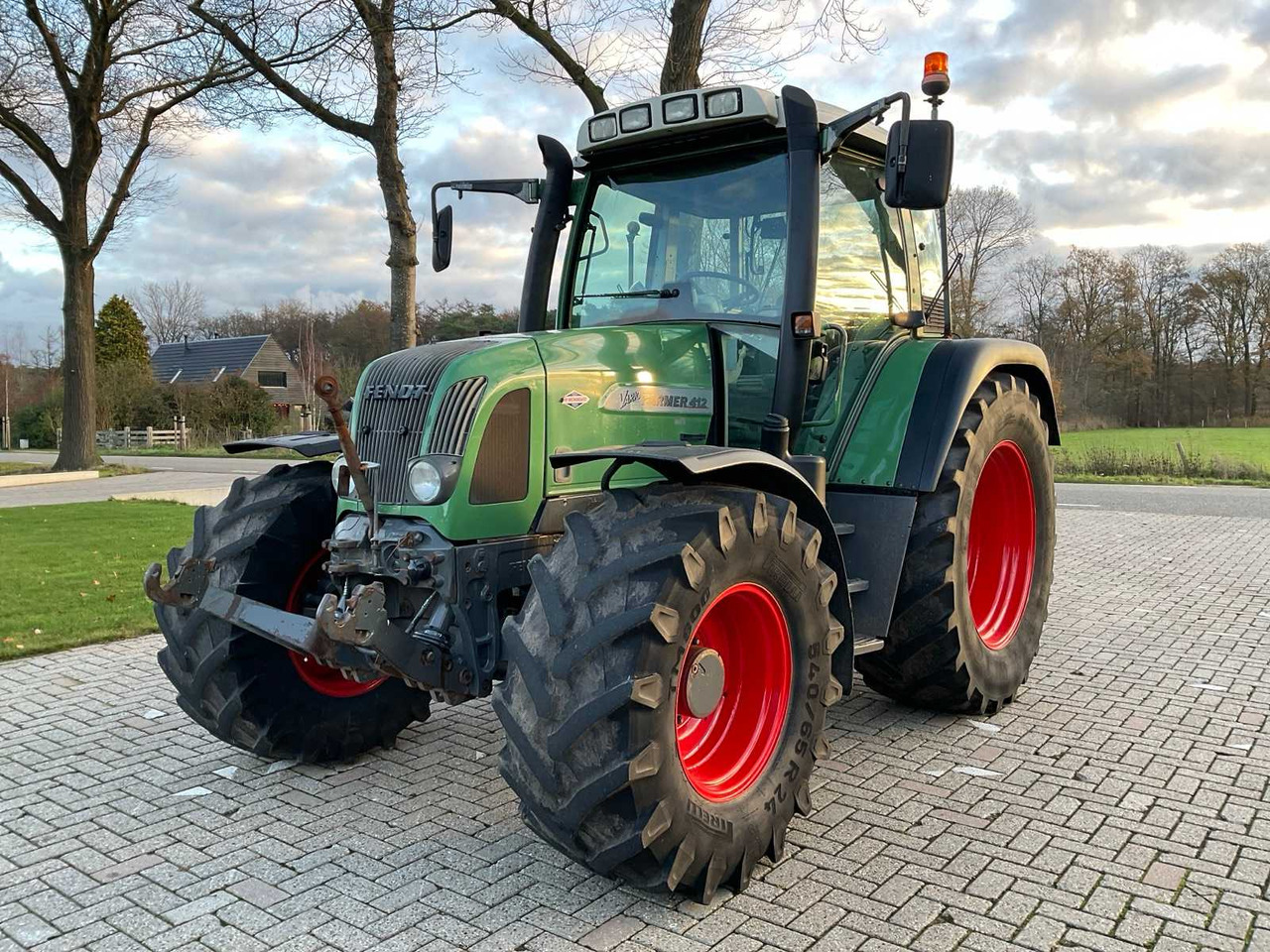 2005 FENDT FARMER 412 VARIO ALL-WHEEL DRIVE FARM TRACTOR - Traktor: gambar 1 2005 FENDT FARMER 412 VARIO ALL-WHEEL DRIVE FARM TRACTOR - Traktor: gambar 1