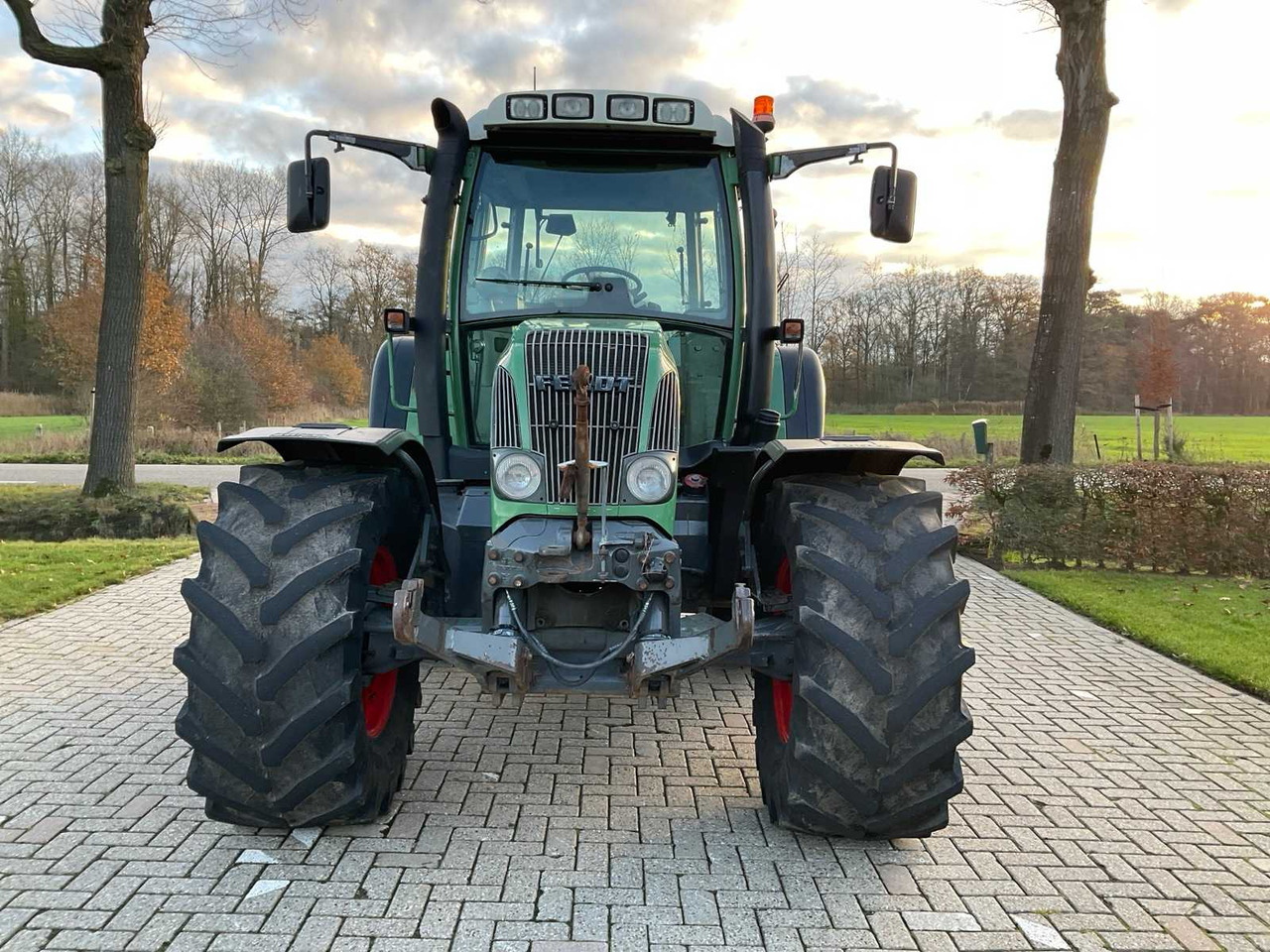 2005 FENDT FARMER 412 VARIO ALL-WHEEL DRIVE FARM TRACTOR - Traktor: gambar 2 2005 FENDT FARMER 412 VARIO ALL-WHEEL DRIVE FARM TRACTOR - Traktor: gambar 2
