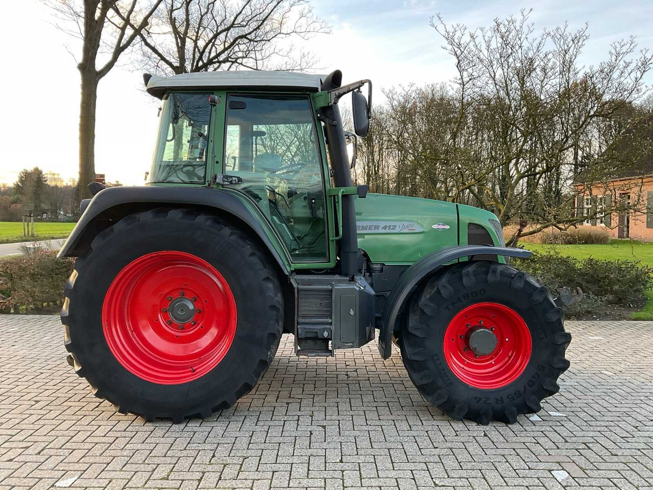 2005 FENDT FARMER 412 VARIO ALL-WHEEL DRIVE FARM TRACTOR - Traktor: gambar 4 2005 FENDT FARMER 412 VARIO ALL-WHEEL DRIVE FARM TRACTOR - Traktor: gambar 4