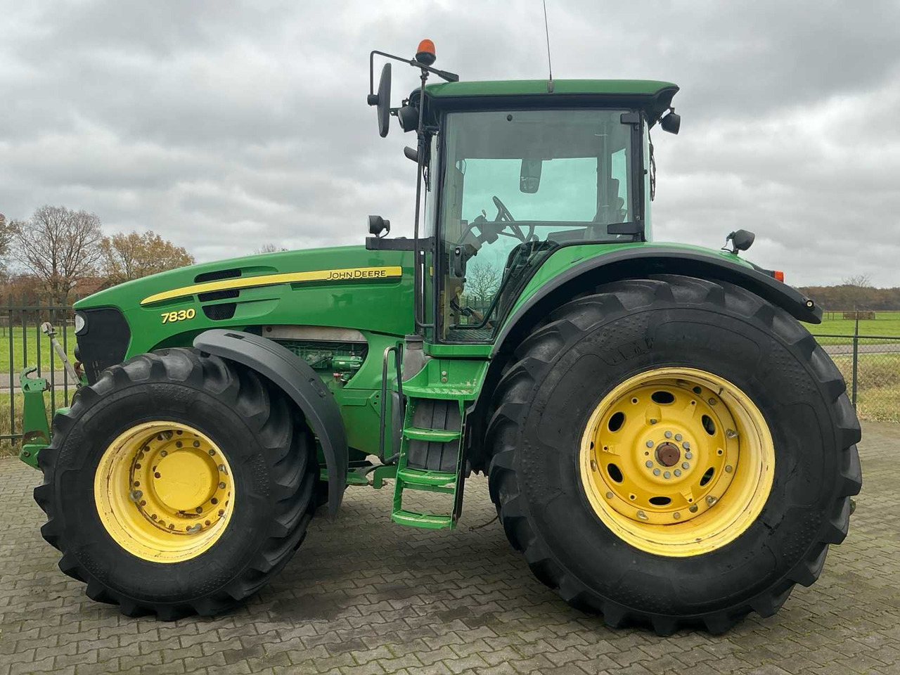 2007 JOHN DEERE 7830 FOUR WHEEL DRIVE FARM TRACTOR - Traktor: gambar 5 2007 JOHN DEERE 7830 FOUR WHEEL DRIVE FARM TRACTOR - Traktor: gambar 5