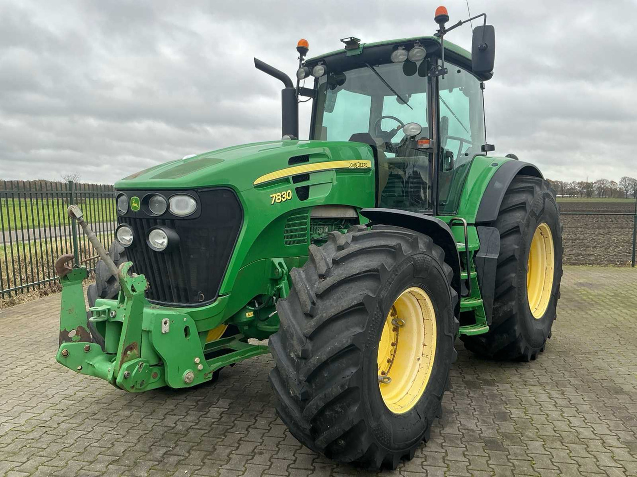 2007 JOHN DEERE 7830 FOUR WHEEL DRIVE FARM TRACTOR - Traktor: gambar 1 2007 JOHN DEERE 7830 FOUR WHEEL DRIVE FARM TRACTOR - Traktor: gambar 1
