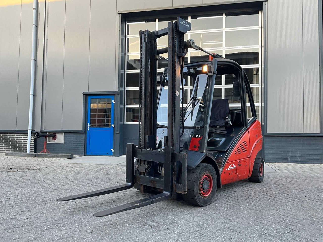 2010 LINDE H30D-01 FORKLIFT - Forklift: gambar 1 2010 LINDE H30D-01 FORKLIFT - Forklift: gambar 1