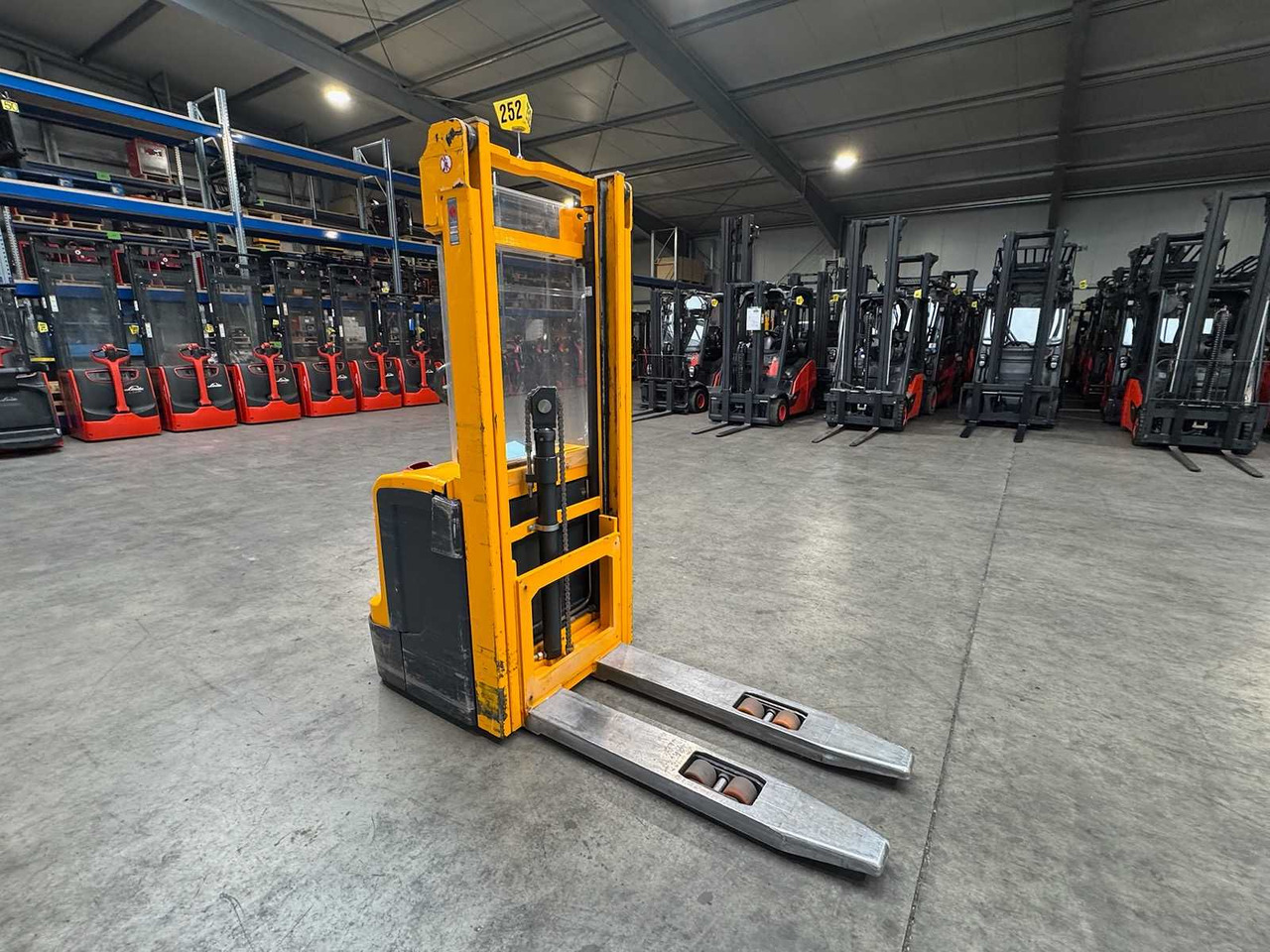 2012 JUNGHEINRICH EJC220 2,000KG STACKER PALLET TRUCK ANT FREE LIFT - Forklift: gambar 2 2012 JUNGHEINRICH EJC220 2,000KG STACKER PALLET TRUCK ANT FREE LIFT - Forklift: gambar 2